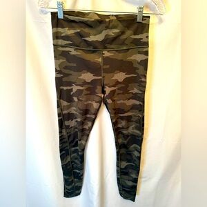 Athleta Size Small Tall Green Camo Print Ultimate 7/8 Tight Leggings